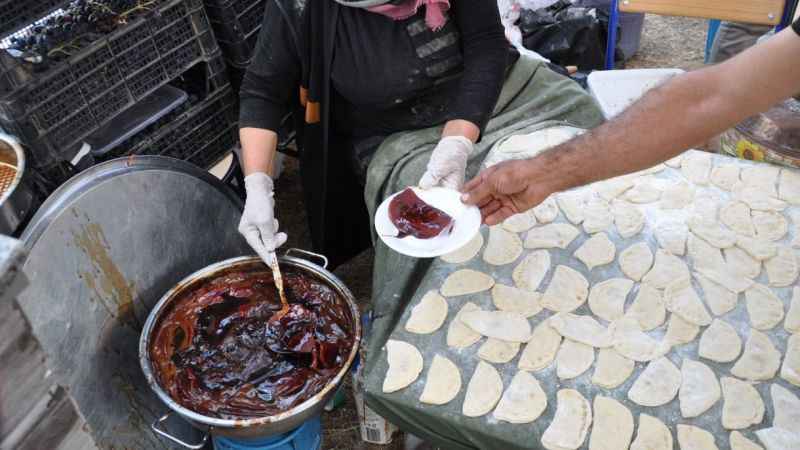 Batman'da pekmez kazanları 'kahk tatlısı' için kaynatıldı