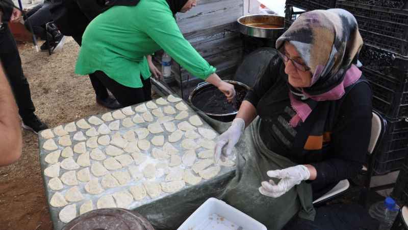 Batman'da pekmez kazanları 'kahk tatlısı' için kaynatıldı