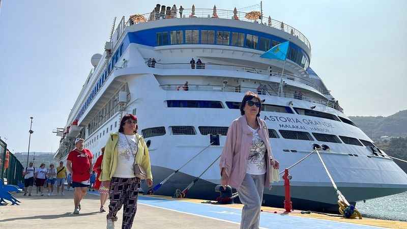 Astoria Grande 877 yolcusu ile Amasra Limanı'na demirledi