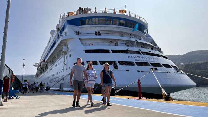 Astoria Grande 877 yolcusu ile Amasra Limanı'na demirledi