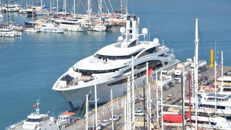Kazak milyarderin mega yatı Fethiye'ye geldi