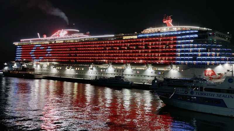 Ünlü İngiliz iş adamının yolcu gemisinin ışıkları Türk bayrağını yansıttı