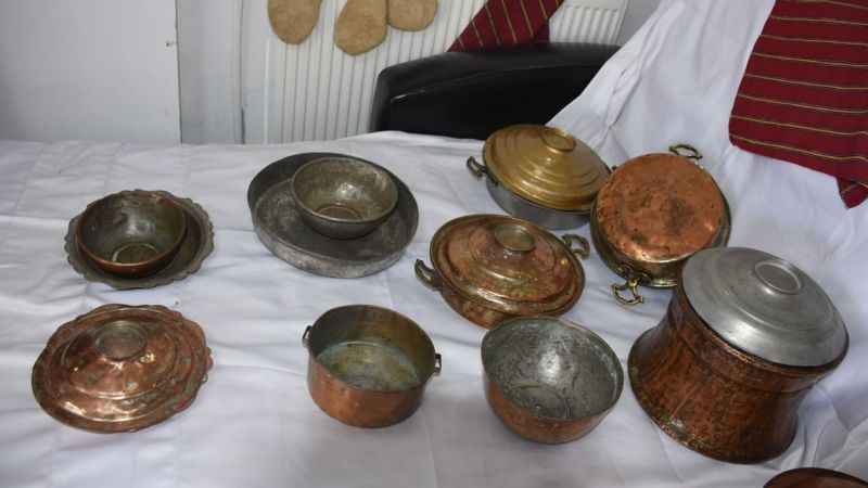 200 yıllık Osmanlı eserlerini evinde sergiliyor