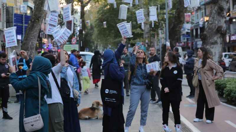 Vatandaşlar 5 dakikada 5 bin kitabı dalından topladılar