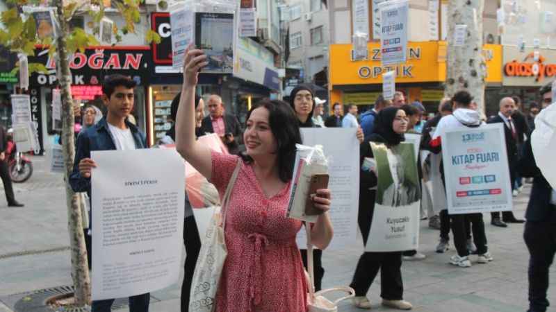 Vatandaşlar 5 dakikada 5 bin kitabı dalından topladılar