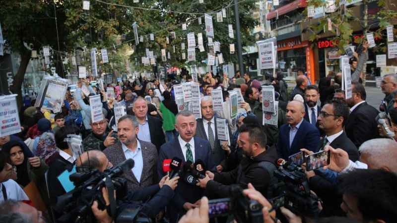 Vatandaşlar 5 dakikada 5 bin kitabı dalından topladılar