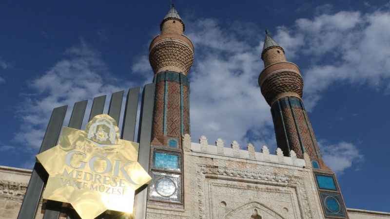 Hızlı tren sayesinde Gök Medrese’yi 1 milyon kişi ziyaret etti