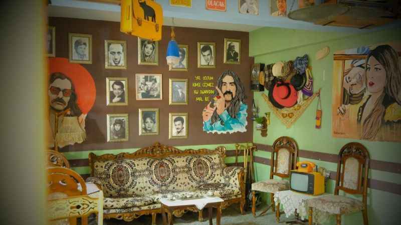 Bu kafeye gelenler 90'lara geri gidiyor