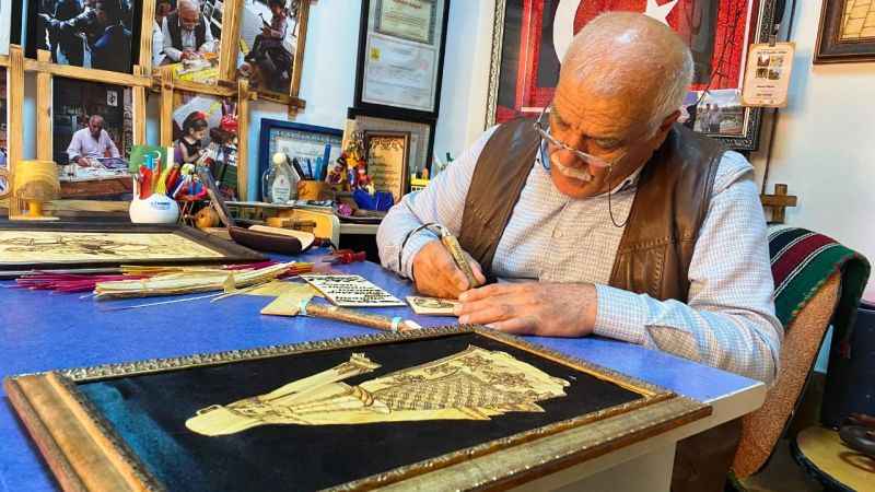 Ahşap yakma sanatında 56 yılı geride bıraktı Ahşap yakma sanatında 56 yılı geride bıraktı