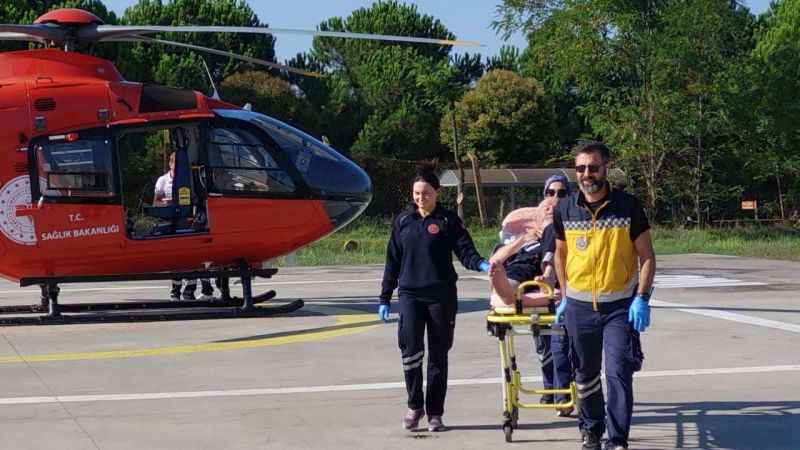 Kalp krizi geçiren yaşlı adamın yardımına ambulans helikopter yetişti Kalp krizi geçiren yaşlı adamın yardımına ambulans helikopter yetişti