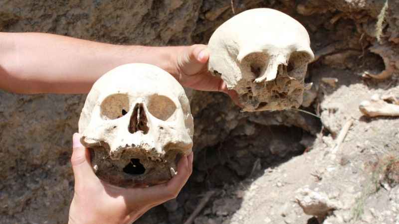 Mersin'de definecilerin tahrip ettiği tarihi yerlerde insan kemikleri çıktı