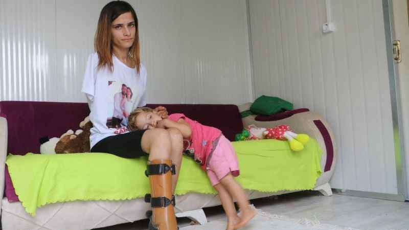 Depremde kolunu kaybeden anne, kızıyla olan hayallerini gerçekleştirebilmek için biyonik kola kavuşmak istiyor