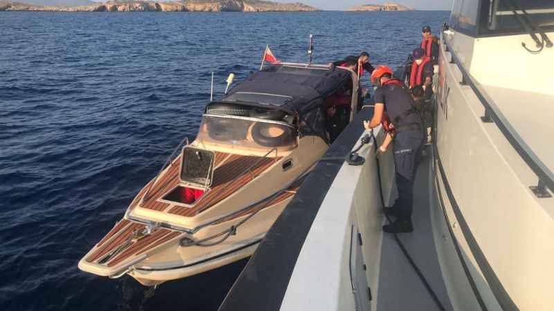 Yunanlıların geri ittiği fiber teknedeki 22 düzensiz göçmen kurtarıldı