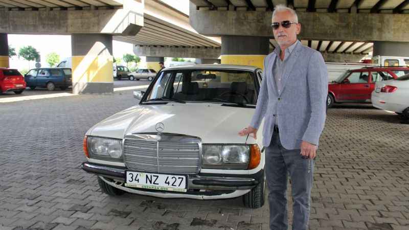 Kemal Sunal’ın filmlerinde de kullandığı Mercedes arabayı satışa çıkardı