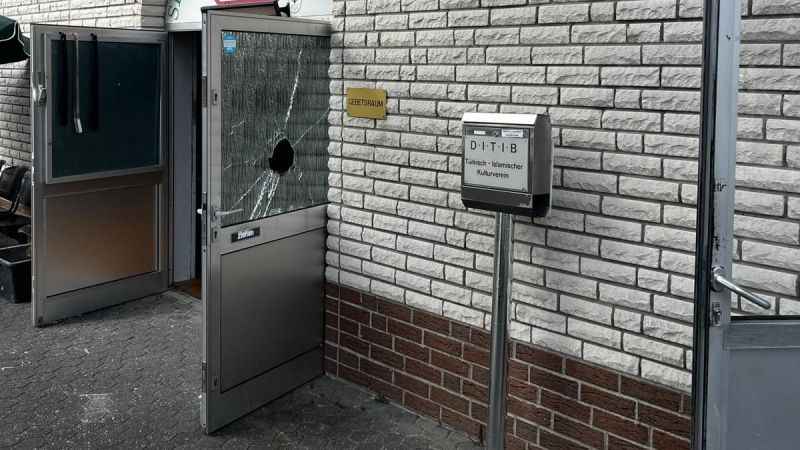 Almanya'da DİTİB'e ait camiye taşla saldıranlar teslim oldu