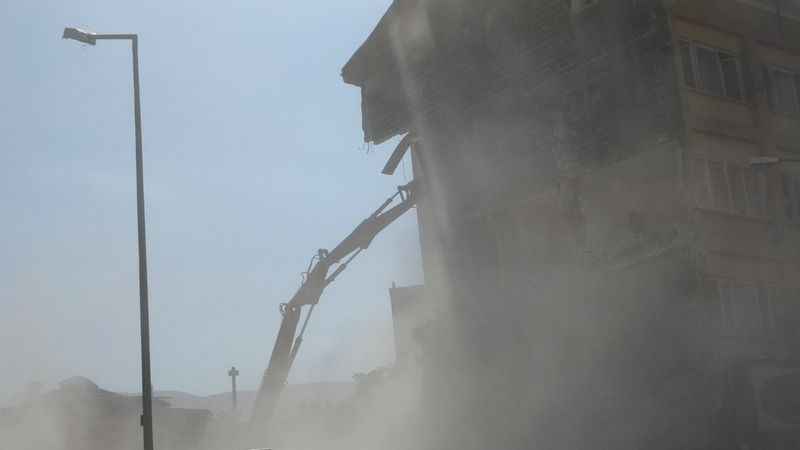 Malatya’da ağır hasarlı binaların yıkımları sürüyor