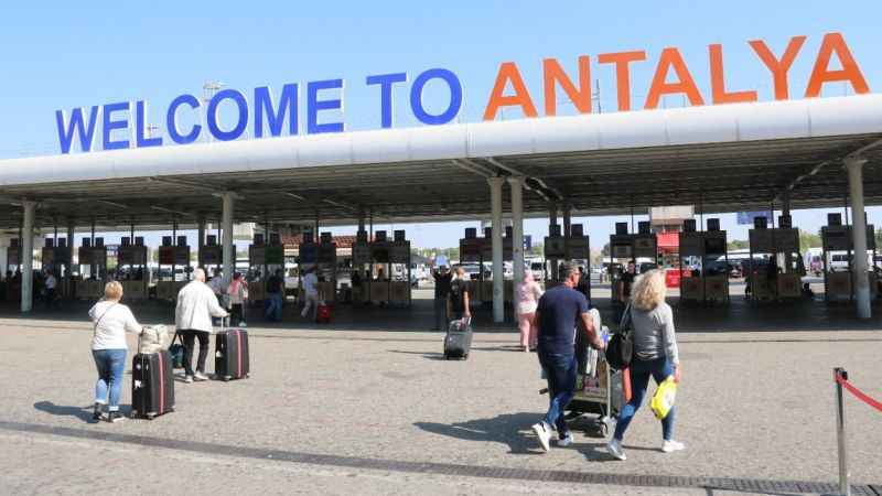 Tel Aviv’de yaşanan uçuş yoğunluğundan dolayı Antalya aktarma merkezi olarak kullanılıyor