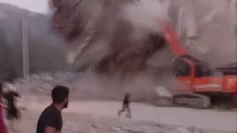 Yıkım esnasında bina çöktü