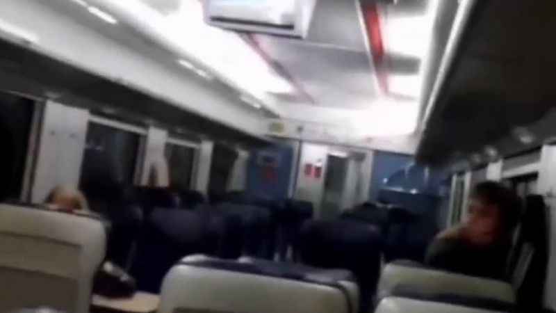 Yolcu treninin elektrik aksamında yangın çıktı