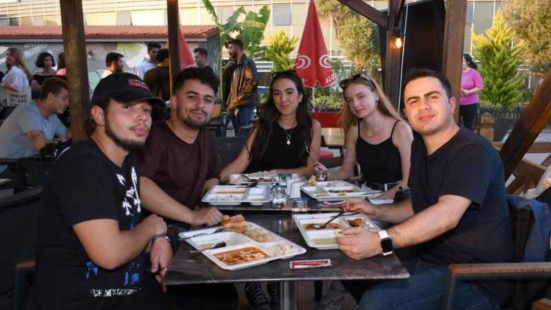 Kuşadası Belediyesi sofrasını üniversite öğrencilerine açtı