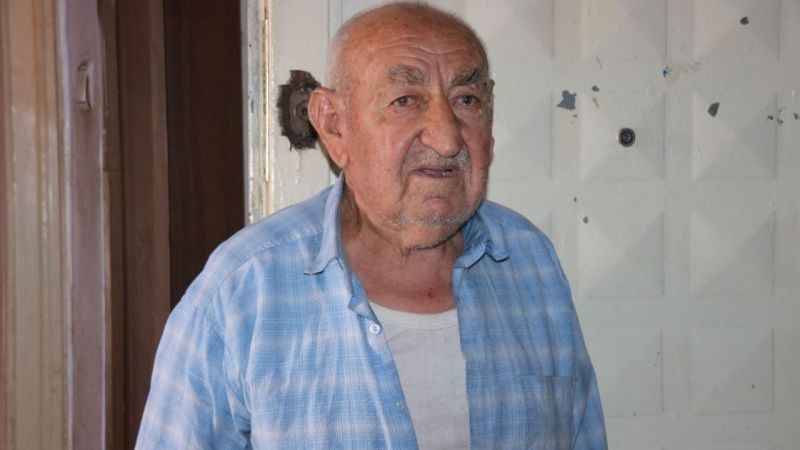 95 yaşındaki Fuat dede depremlerde terk edilen binada tek başına yaşıyor