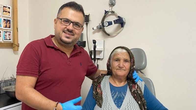 Kulağından canlı örümcek çıktı!