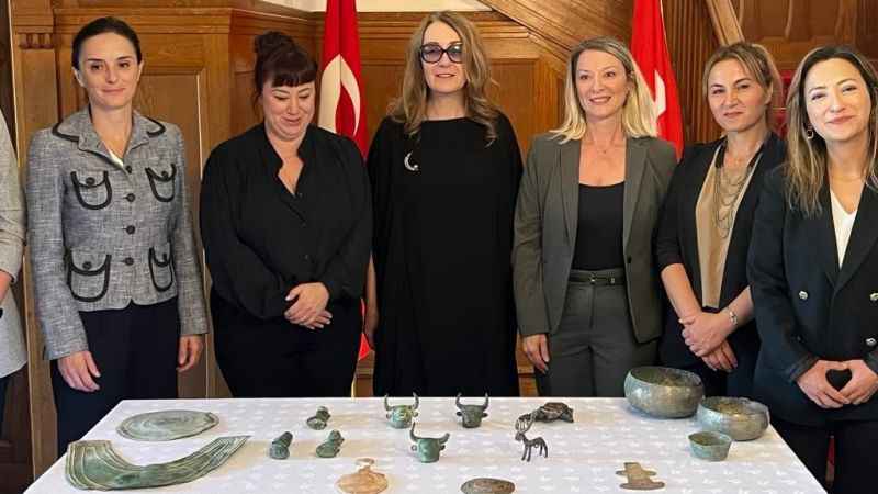 İsviçre'nin iade ettiği 37 tarihi eser Türkiye'ye getirildi