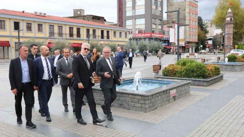 Tamer Karadağlı, Saathane Meydanı'nı inceledi