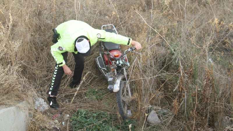 Motosiklet levhalara çarpıp şarampole düştü: 2 yaralı