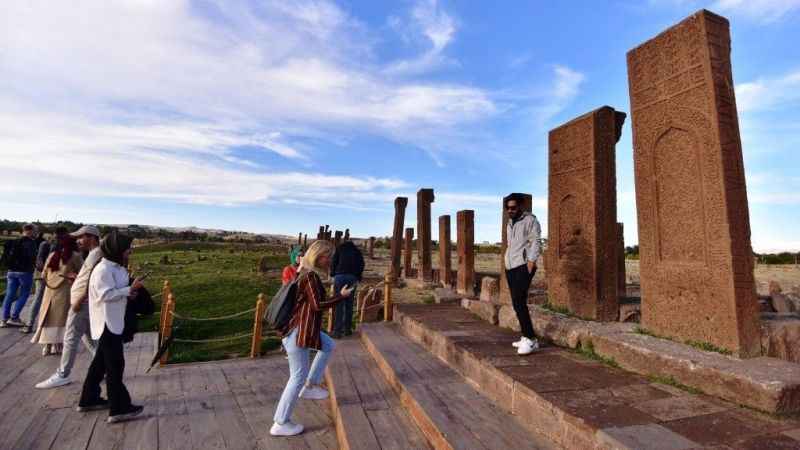 Ahlat Selçuklu Meydan Mezarlığı ziyaretçi akınına uğruyor