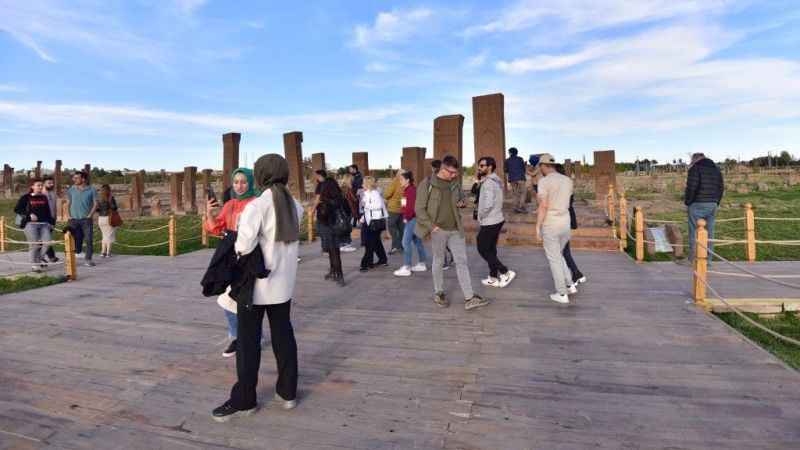 Ahlat Selçuklu Meydan Mezarlığı ziyaretçi akınına uğruyor