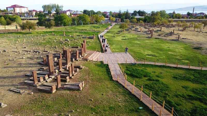 Ahlat Selçuklu Meydan Mezarlığı ziyaretçi akınına uğruyor