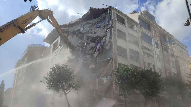 Bahçelievler’de doğalgaz patlamasının meydana geldiği binanın yıkımına başlandı