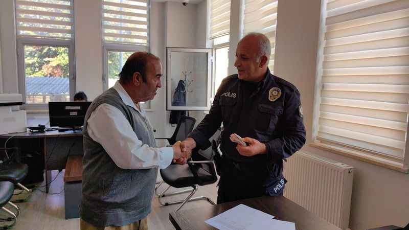 Özel halk otobüsünün şoförü araçta unutulan 6 bin lirayı polise teslim etti