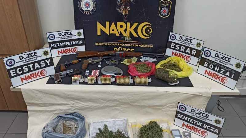 Düzce'de uyuşturucu satıcısı 2 şüpheli yakalandı