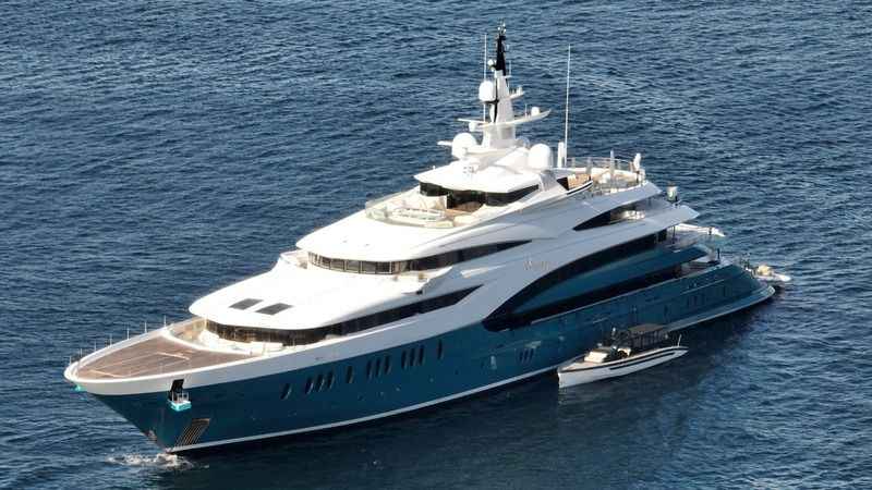 Mega lüks yat İstanbul’a demirledi