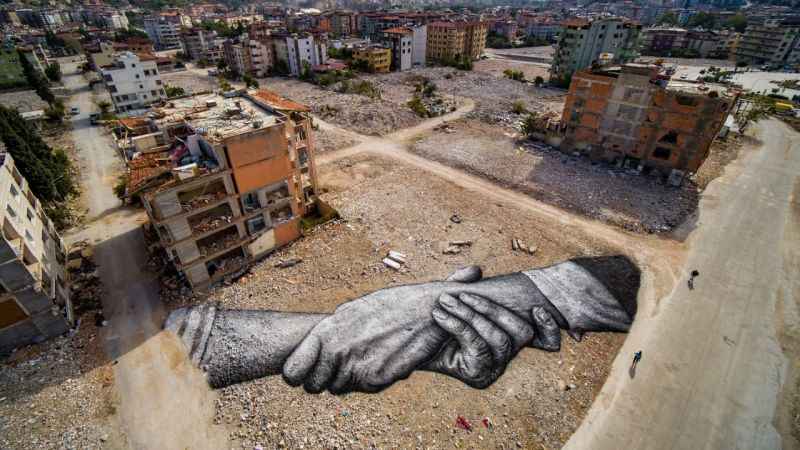 Fransız sanatçı, enkaz üzerine çizdiği dev eserle dünyaya kardeşlik mesajı verdi