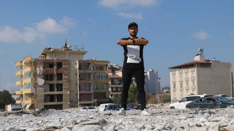 Fransız sanatçı, enkaz üzerine çizdiği dev eserle dünyaya kardeşlik mesajı verdi