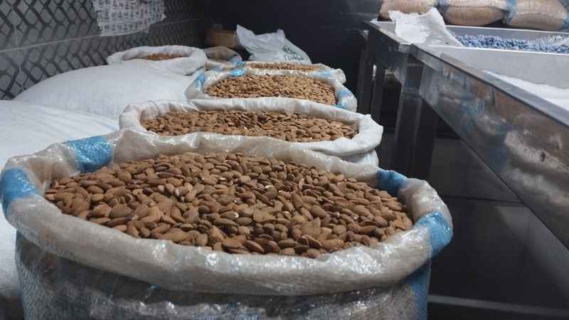 Mardin'in badem şekeri tezgahlarda eksik edilmiyor