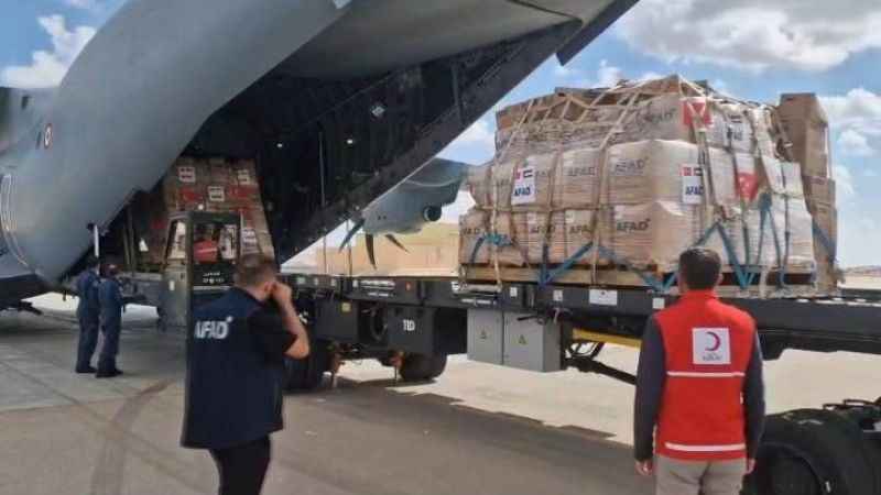 Türkiye’nin Gazze için gönderdiği insani yardım malzemesi yüklü uçaklar Mısır’a ulaştı