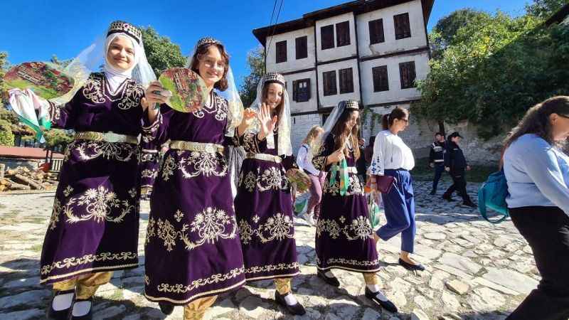 Safran Festivali kortej yürüyüşüyle başladı