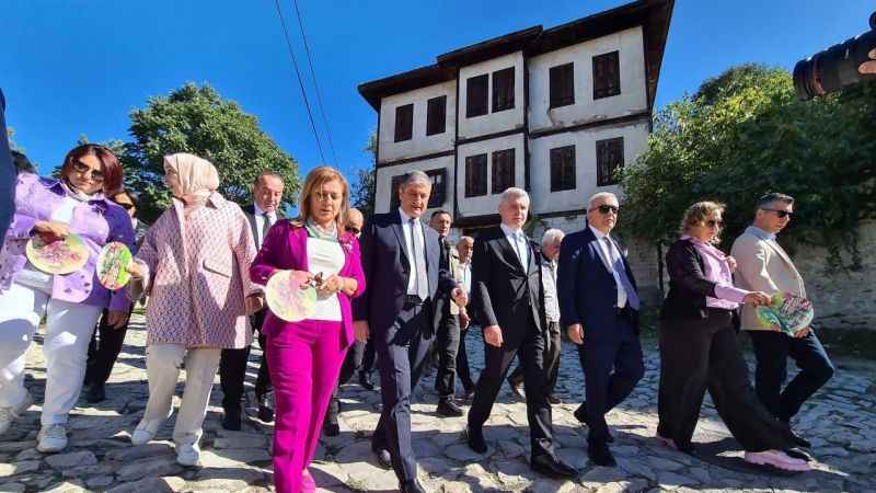 Safran Festivali kortej yürüyüşüyle başladı