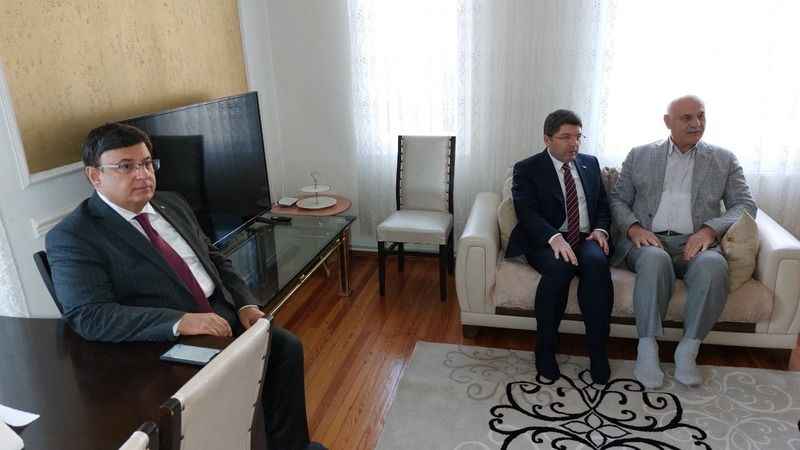 Adalet Bakanı Tunç, Şehit Başsavcı Murat Uzun'un ailesini ziyaret etti