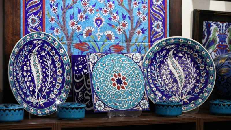 Ustası olmadan öğrendiği çini sanatını 30 yıldır devam ettiriyor