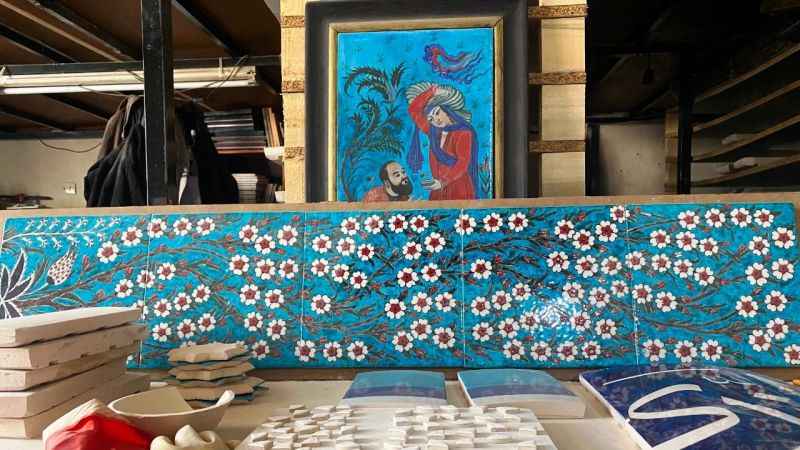 Ustası olmadan öğrendiği çini sanatını 30 yıldır devam ettiriyor