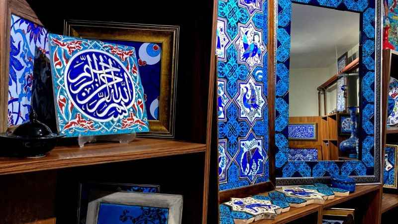 Ustası olmadan öğrendiği çini sanatını 30 yıldır devam ettiriyor