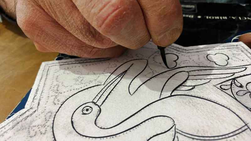 Ustası olmadan öğrendiği çini sanatını 30 yıldır devam ettiriyor