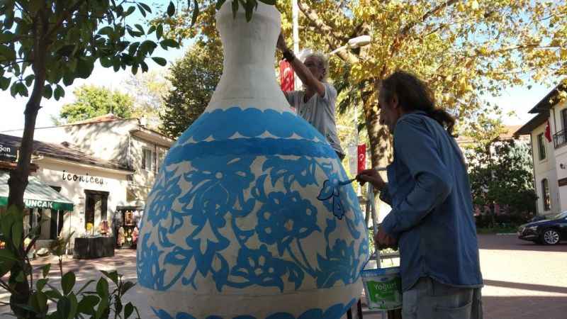 2 metre boyunda İznik çinisinden dev vazo