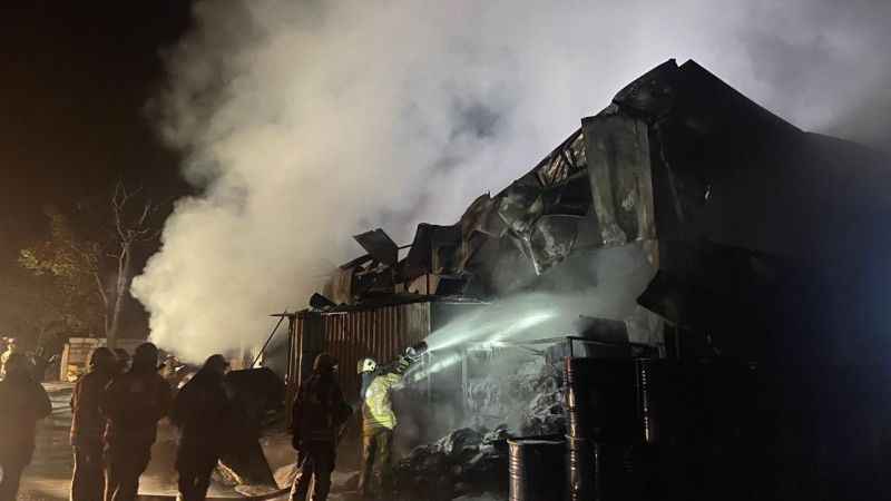 Çatalca’da kömür jeli üretimi yapan fabrika alev alev yandı