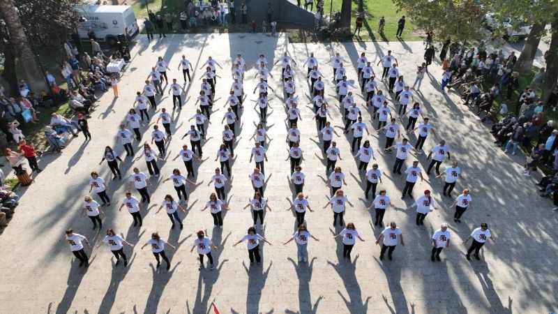 Cumhuriyetin 100’üncü yılında 100 kişi zeybek oynadı